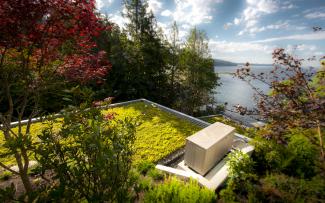 180 m² of sedum green roof are framed by the spectacular backdrop of the Pacific Ocean. Source: Brett Ryan Studios, Vancouver Extensive green roof